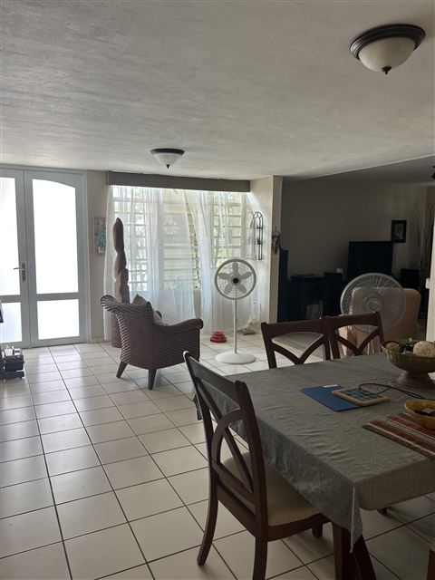 Área de comedor con puerta corrediza hacia el patio