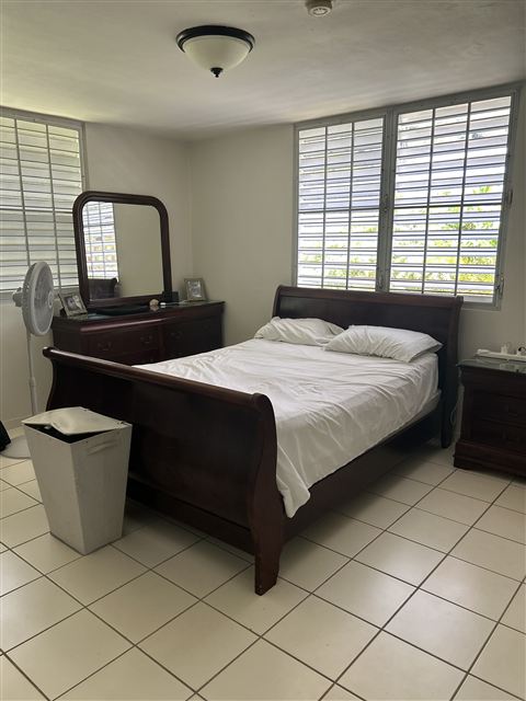 Dormitorio principal con ventanales amplios