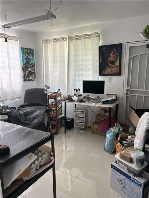 Tercera habitación, en uso como estudio