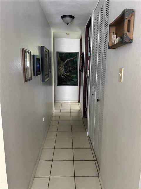 Pasillo interior con closets de puertas tipo louver